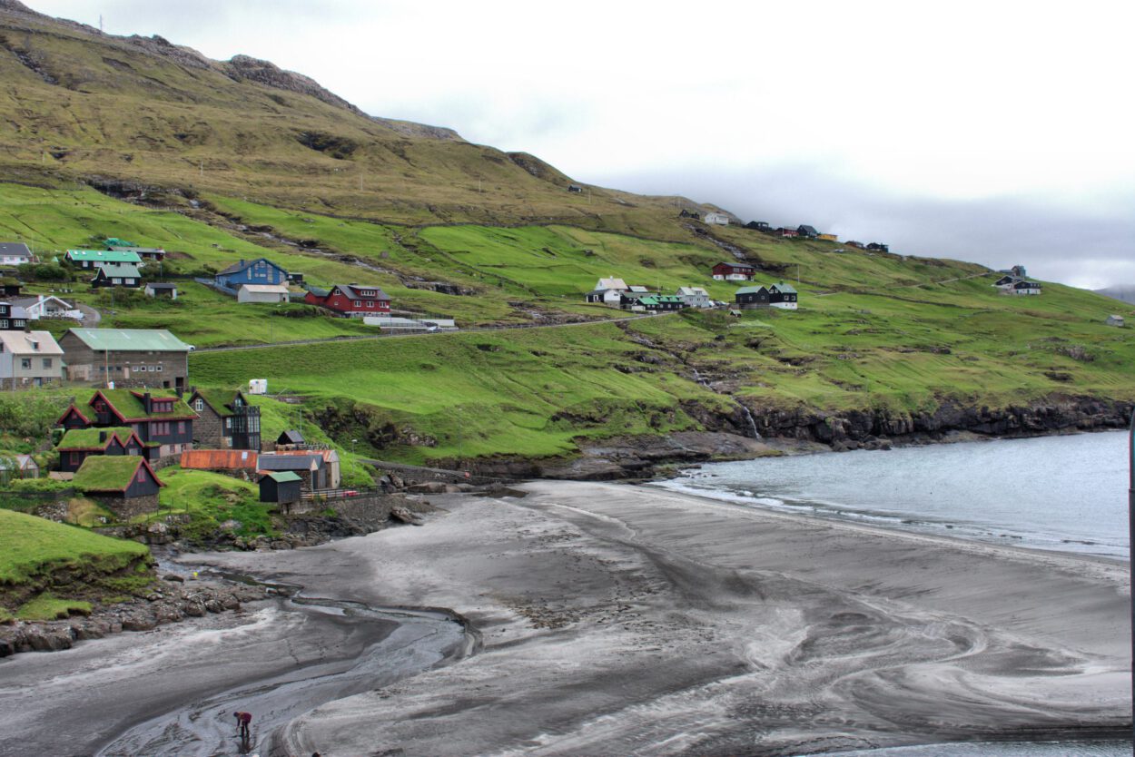 Ein kleines Dorf auf einem Hügel direkt am Meer.