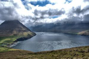 Die Fjorde der Färöer-Inseln, die Fjorde der Färöer-Inseln, die Fjorde der Ferne.