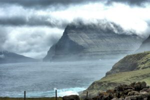 Ein bewölkter Himmel über einem Berg.
