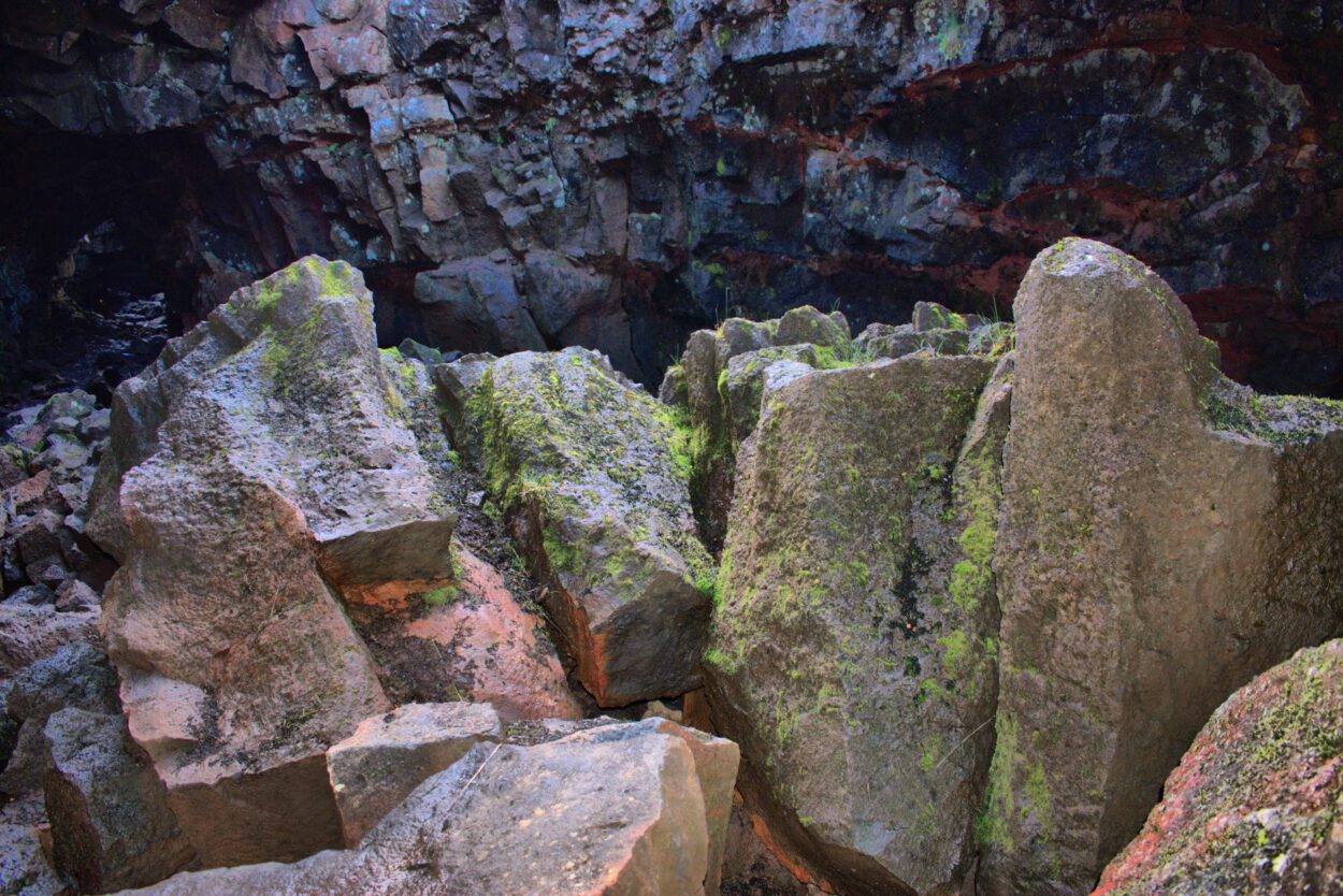 Eine Gruppe von Felsen in einer Höhle mit Moos darauf.