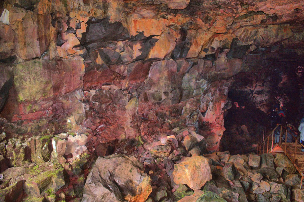 Eine Gruppe von Menschen steht in einer Höhle.
