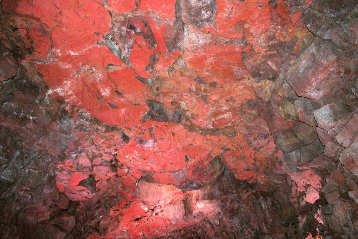 Eine Höhle mit roten Wänden.