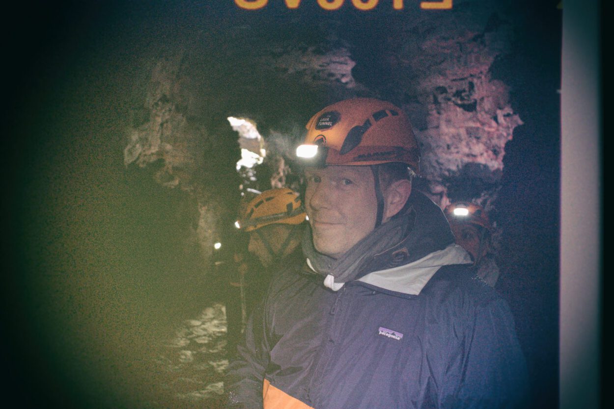 Ein Mann mit Helm in einer Höhle.