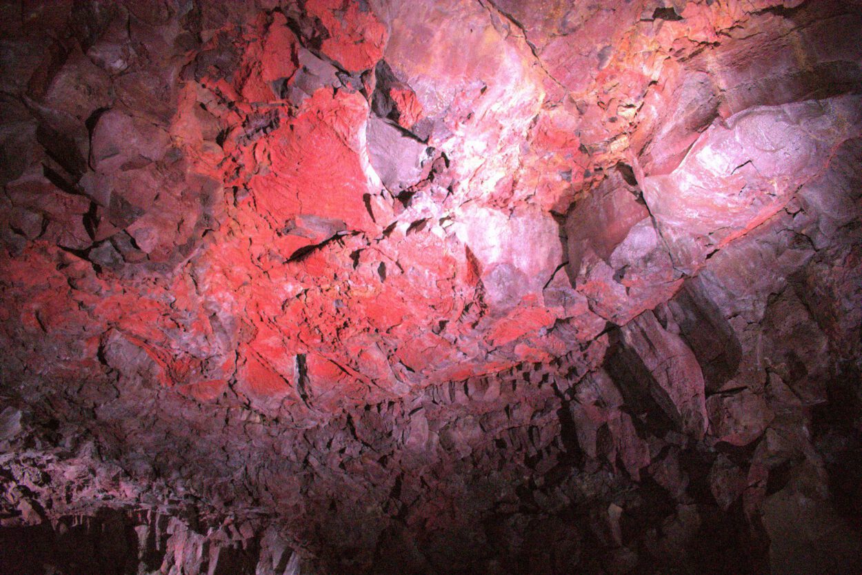 Eine Höhle mit roter Farbe an der Decke.