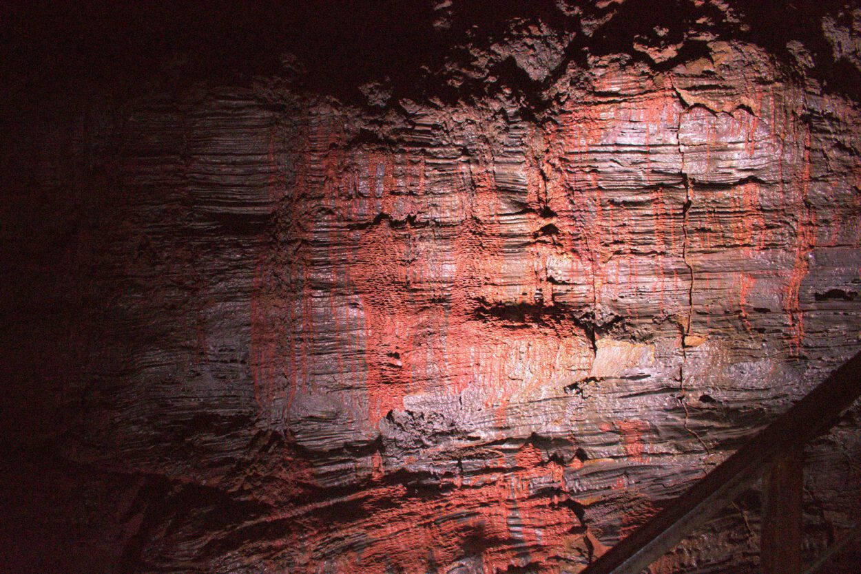 Eine Höhle mit roter Farbe an den Wänden.