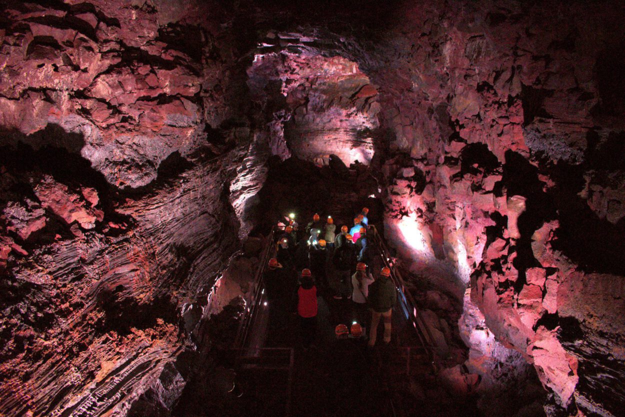 Eine Gruppe von Menschen steht in einer Höhle.