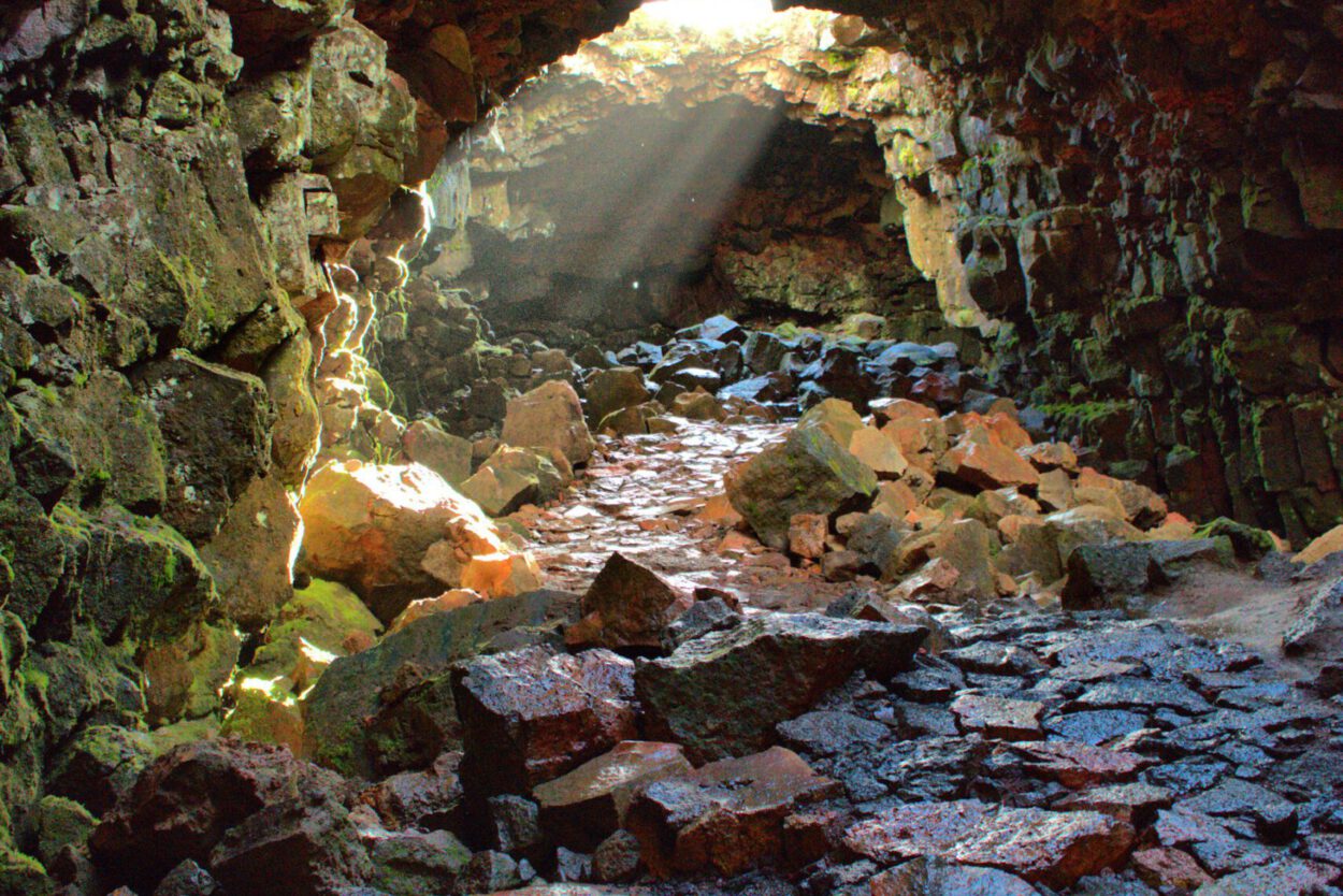 Eine Höhle, durch die ein Licht scheint.