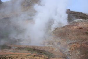 Ein Geysir, aus dem Dampf austritt.