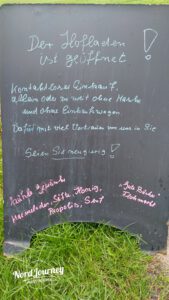 Eine Tafel mit Schrift darauf im Gras.