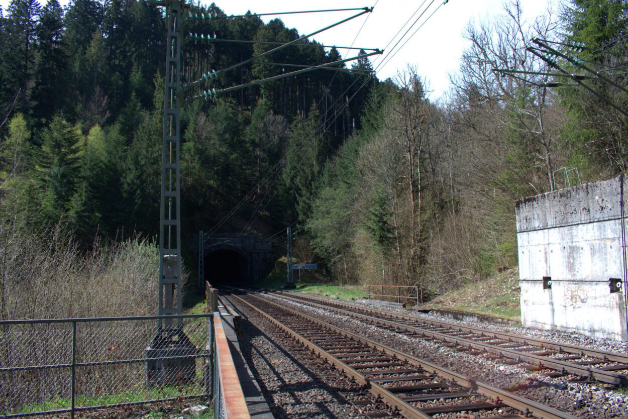 Ein Zug fährt durch einen Tunnel.