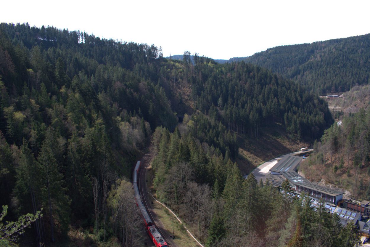 Ein Zug fährt einen Hügel hinunter.
