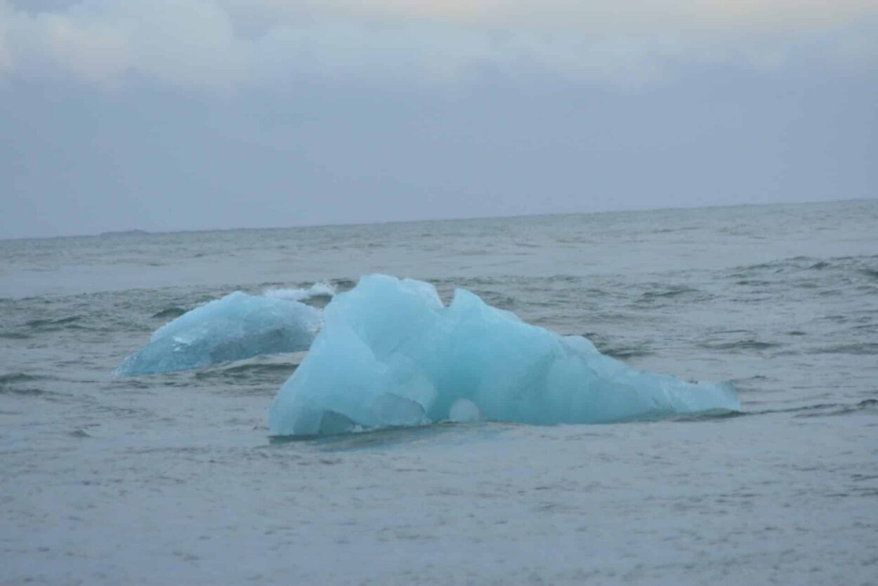 Eisberge im Wasser.