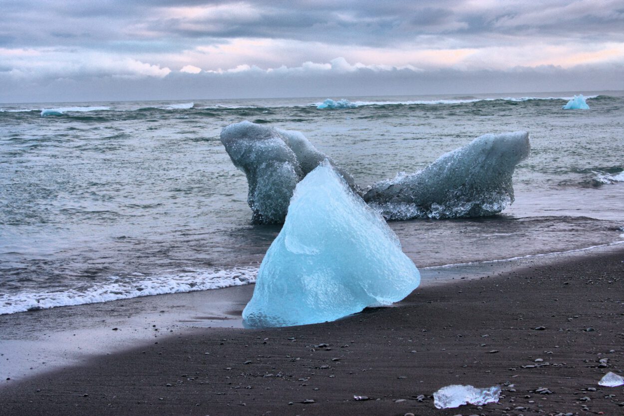 Eine Gruppe Eisberge an einem Strand in Island.