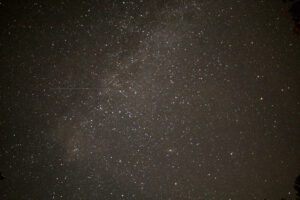 Ein sternenklarer Nachthimmel.