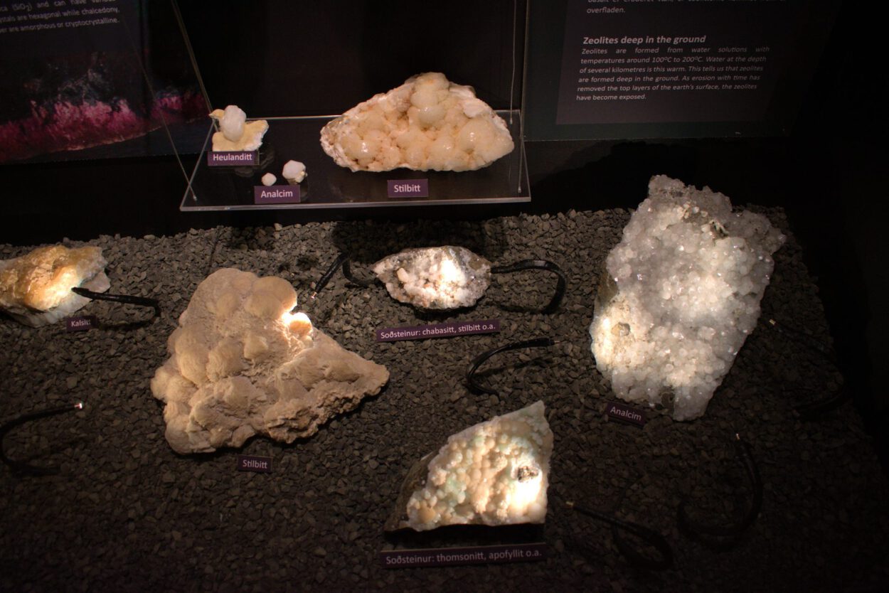 Eine Ausstellung von Gesteinen und Mineralien.