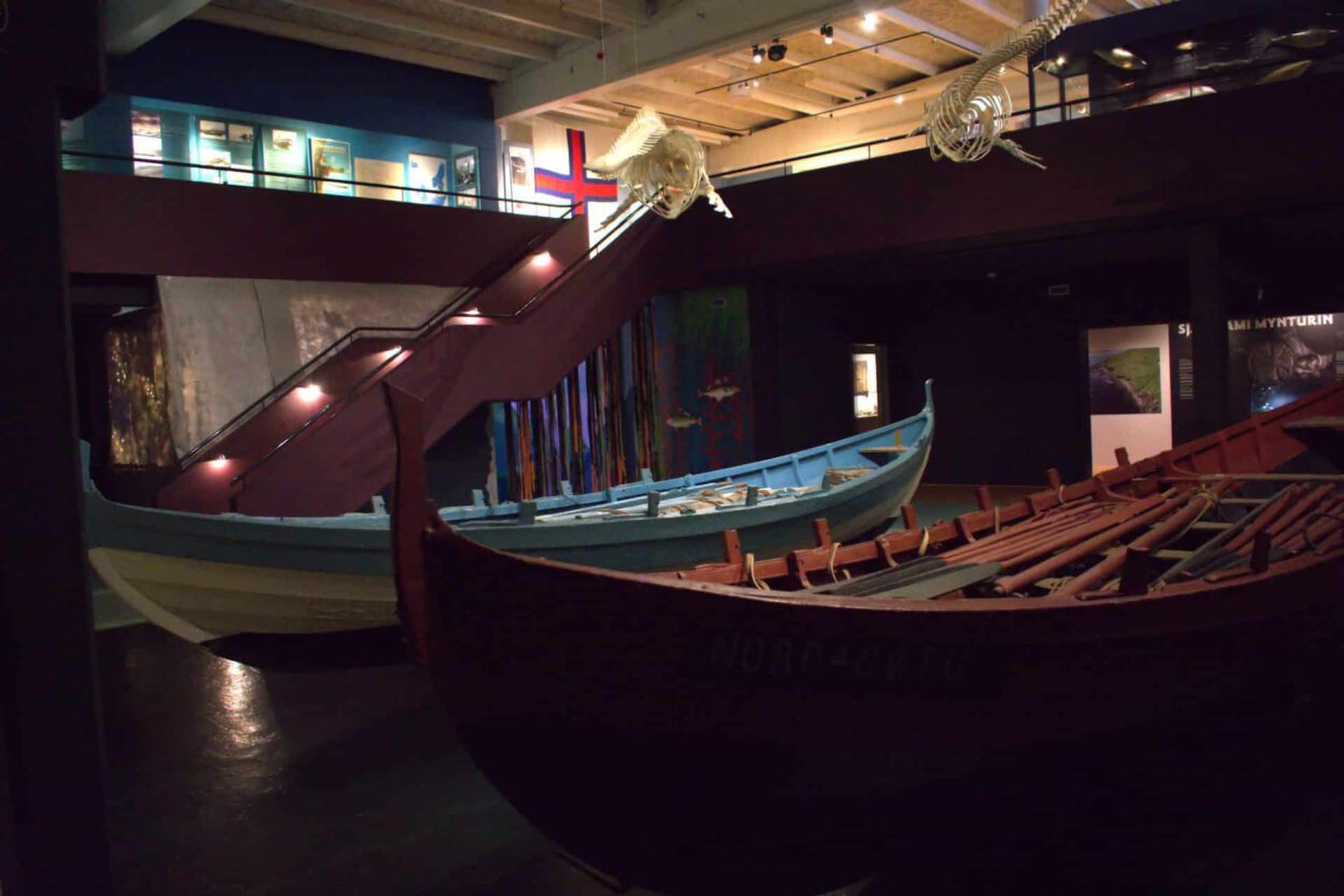 Zwei Boote in einem Museum.