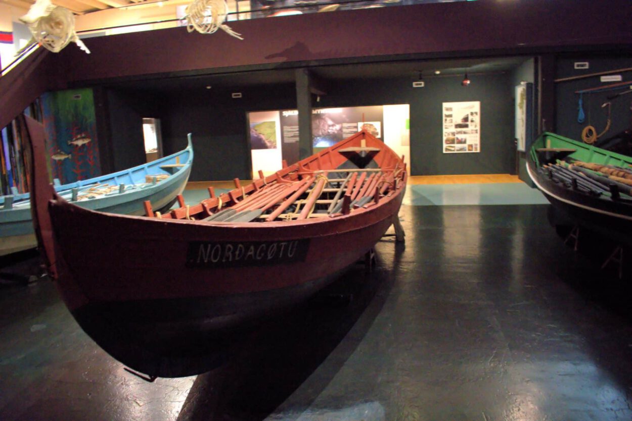 Ein Boot, ausgestellt in einem Museum.