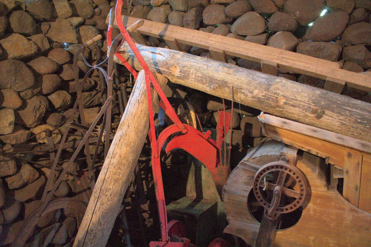 Eine Holzmaschine mit rotem Griff.