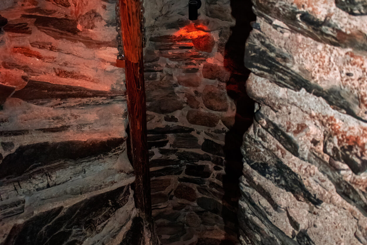 Eine Treppe in einem Steingebäude mit rotem Licht.