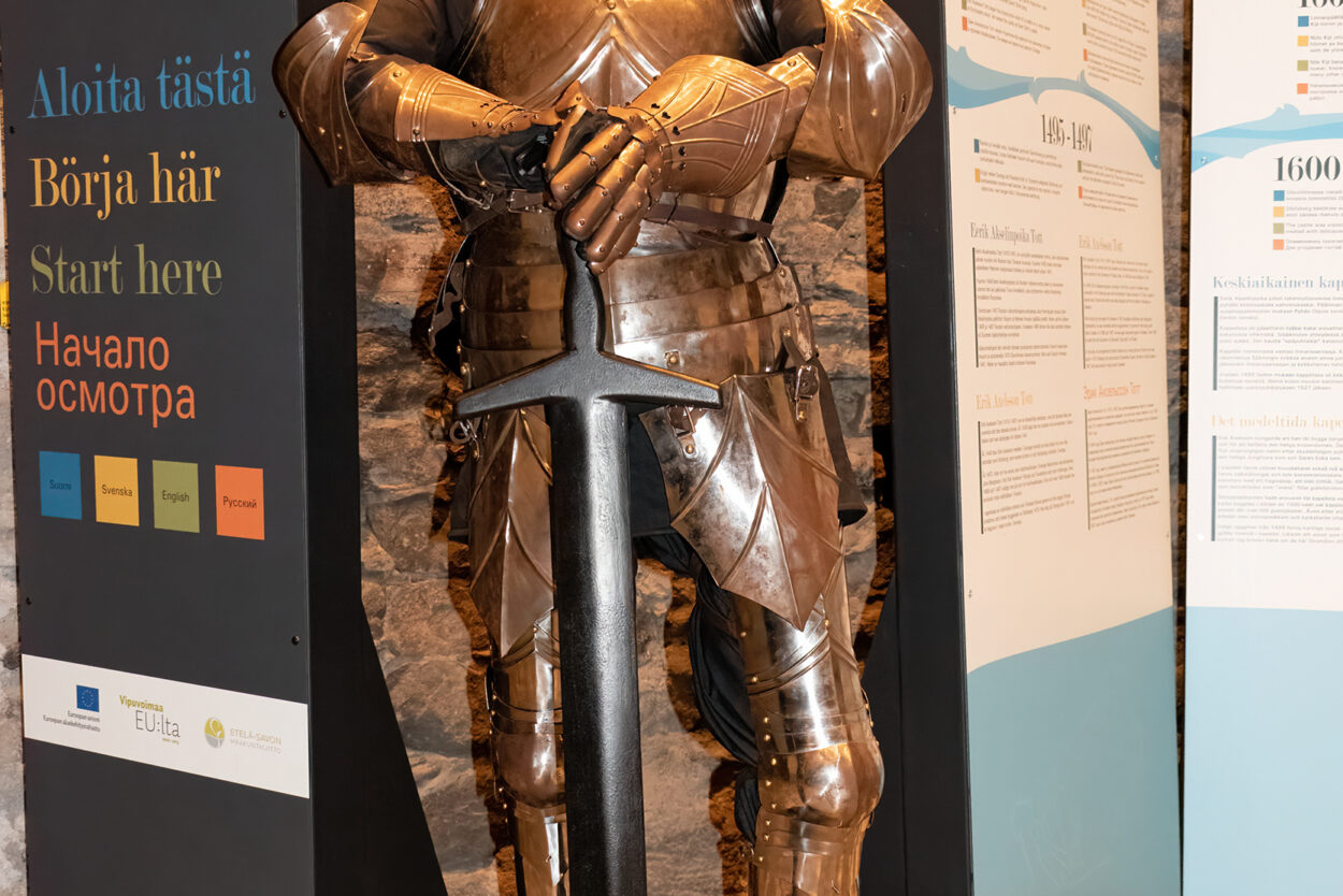 Eine ausgestellte Statue eines Ritters mit einem Schwert.